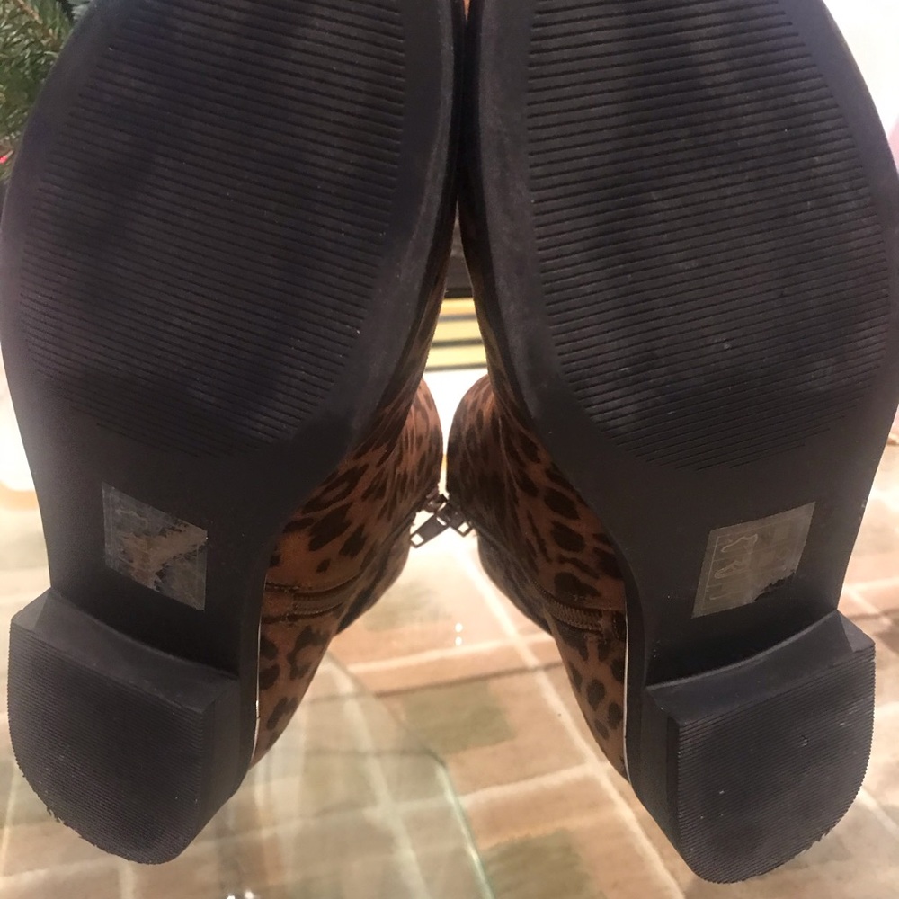 Leopard print bootees. Size 8 - Picture 3 of 5
